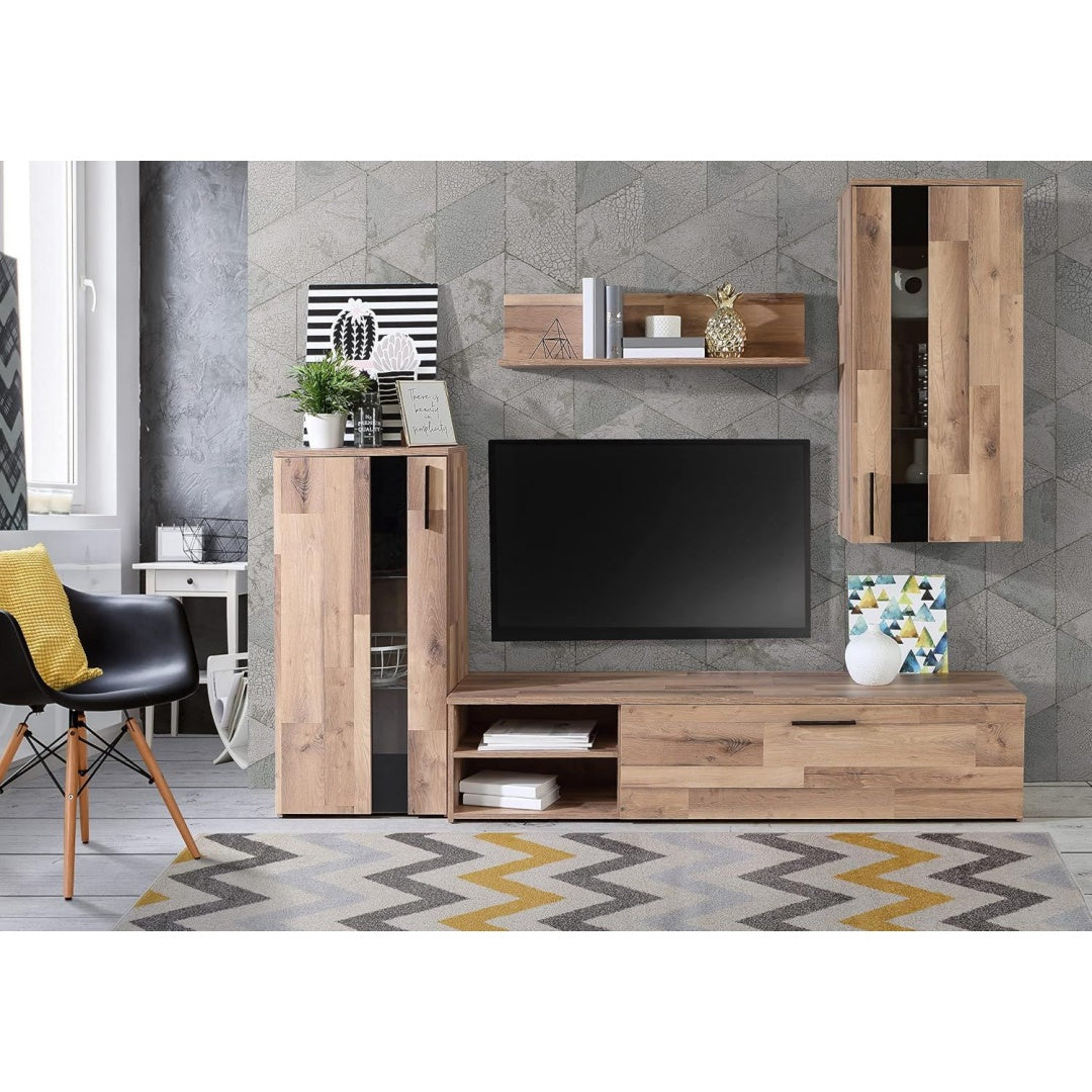 Eine asymmetrische Schrankwand mit natuerlicher Holzmaserung je9874236