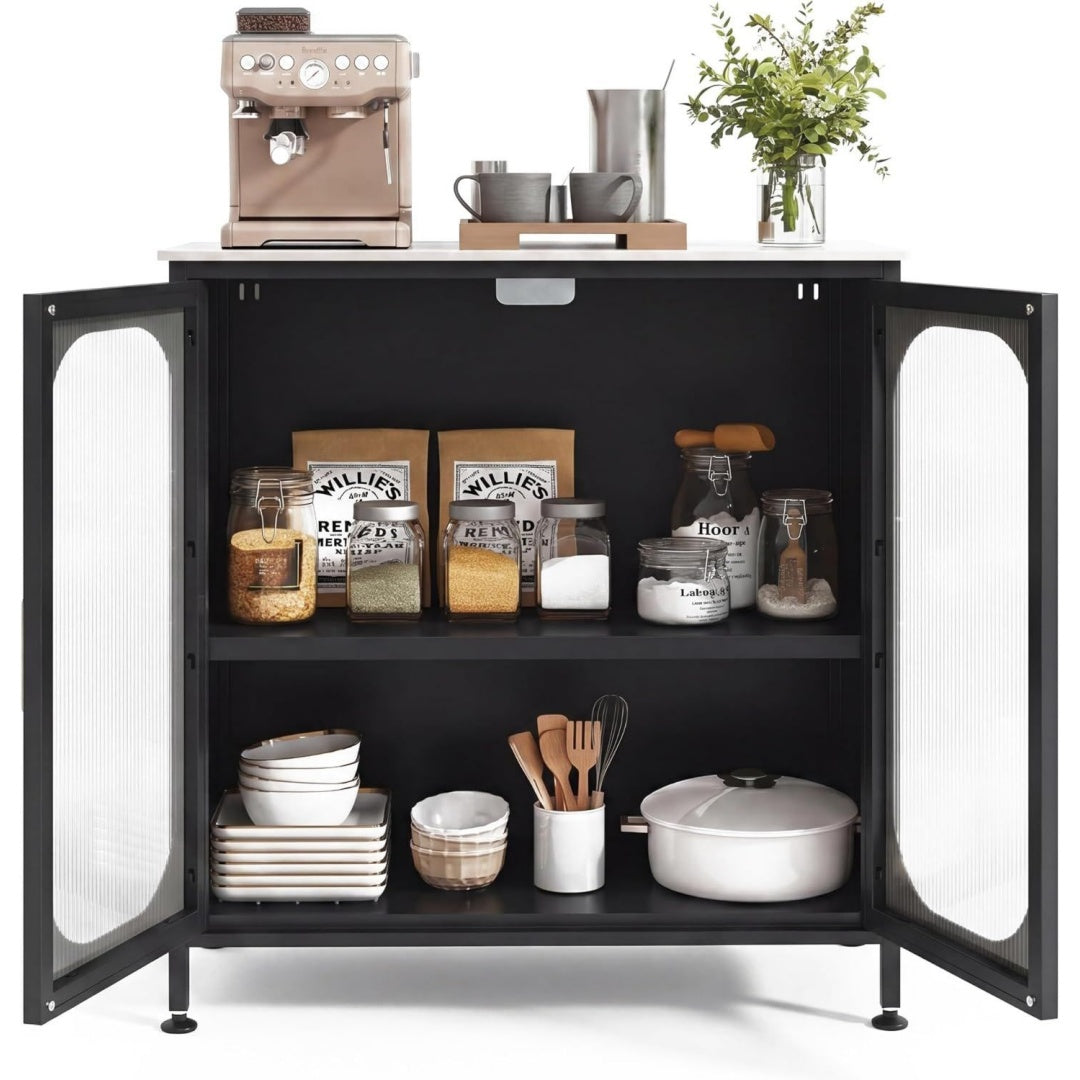 Eine Wandmontage an dem Sideboard ti4622477