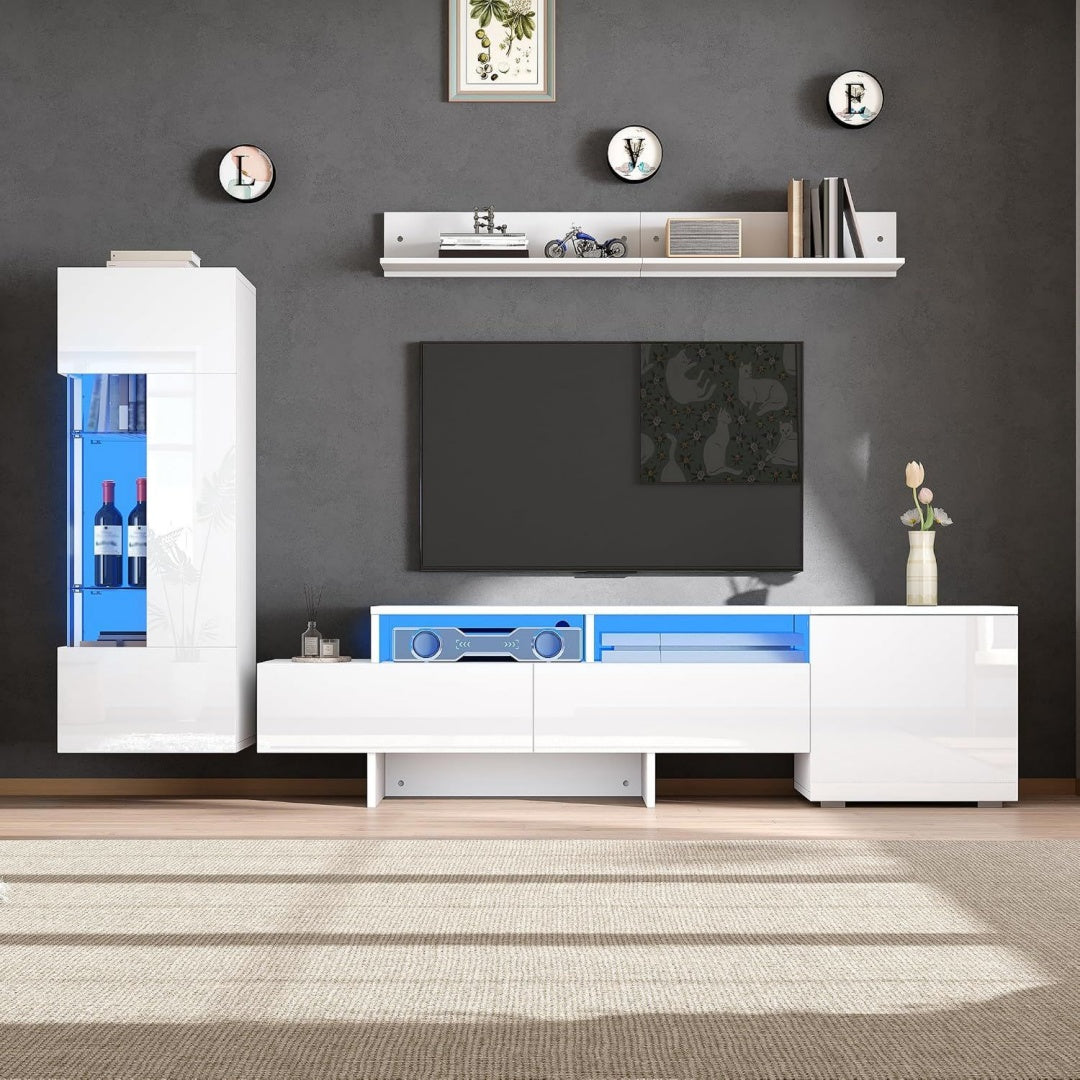 Weisse Glasfronten mit blauem Licht um eine offene Medienzone xt1518794