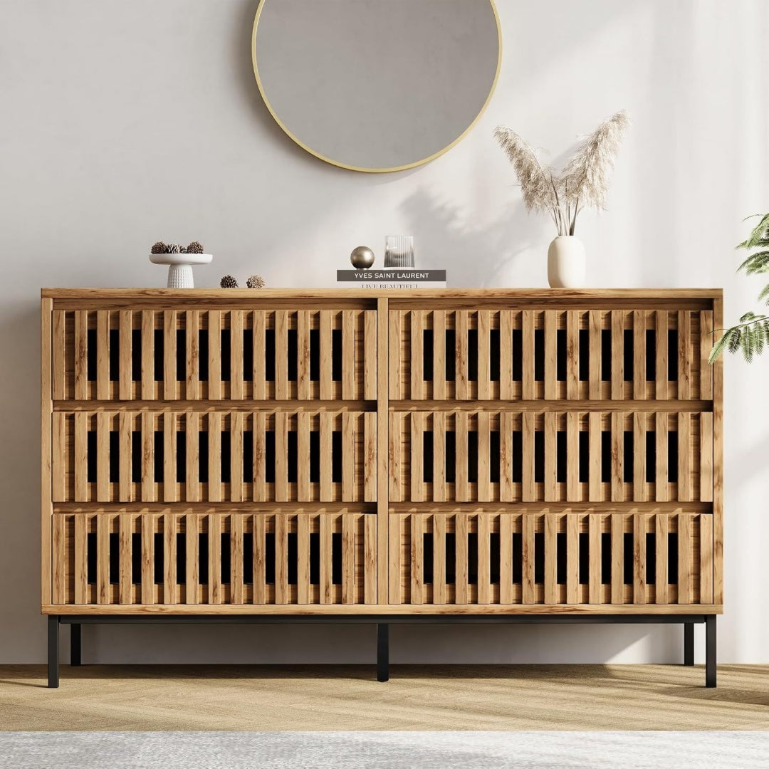 Strukturierte Fronten und Schubladen an dem Sideboard fi9360103